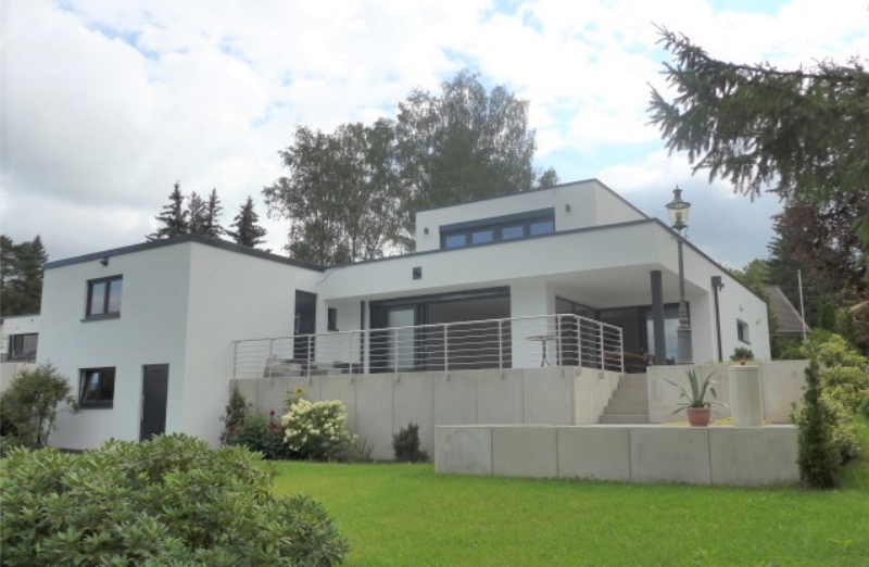 Dieses Bild zeigt ein weißes Einfamilienhaus in Jahnsdorf unter bewölktem Himmel.